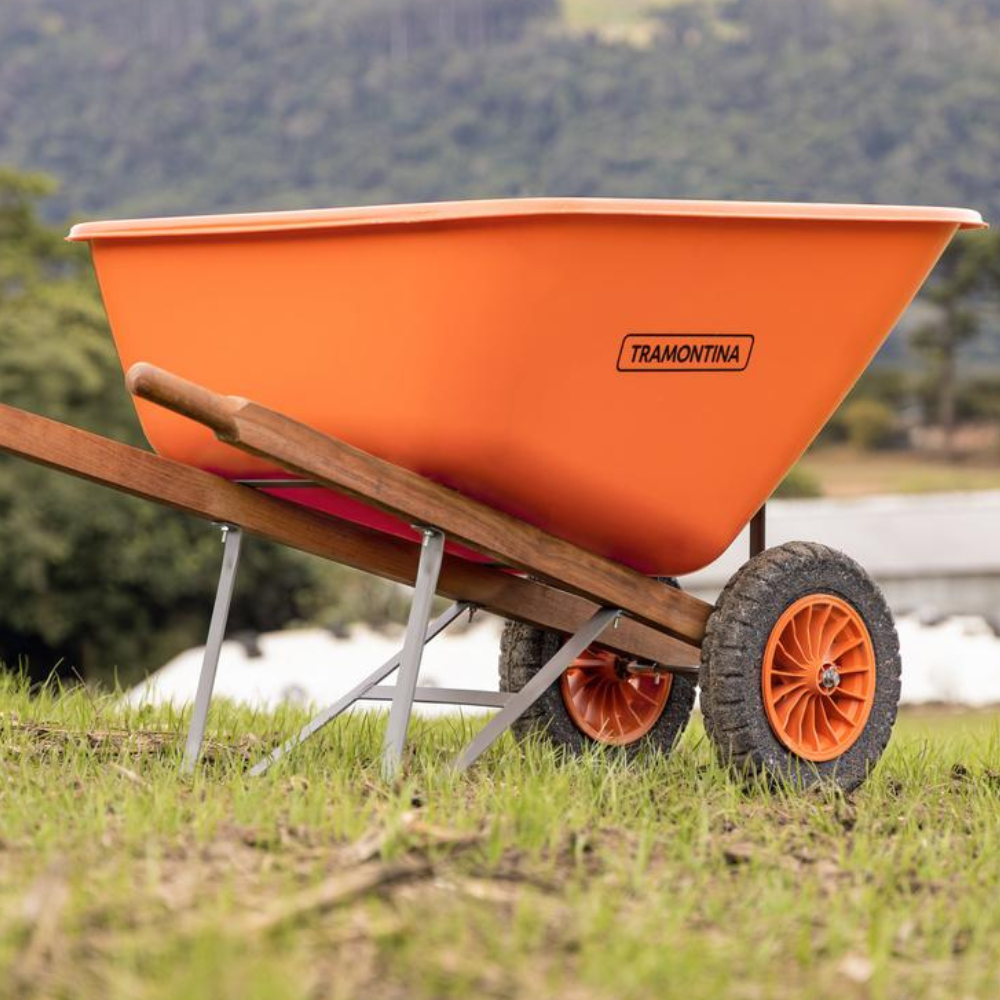 Carro de Mão Tramontina 200L Plástico com Chassi de Madeira e Pneu Duplo Maciço Laranja